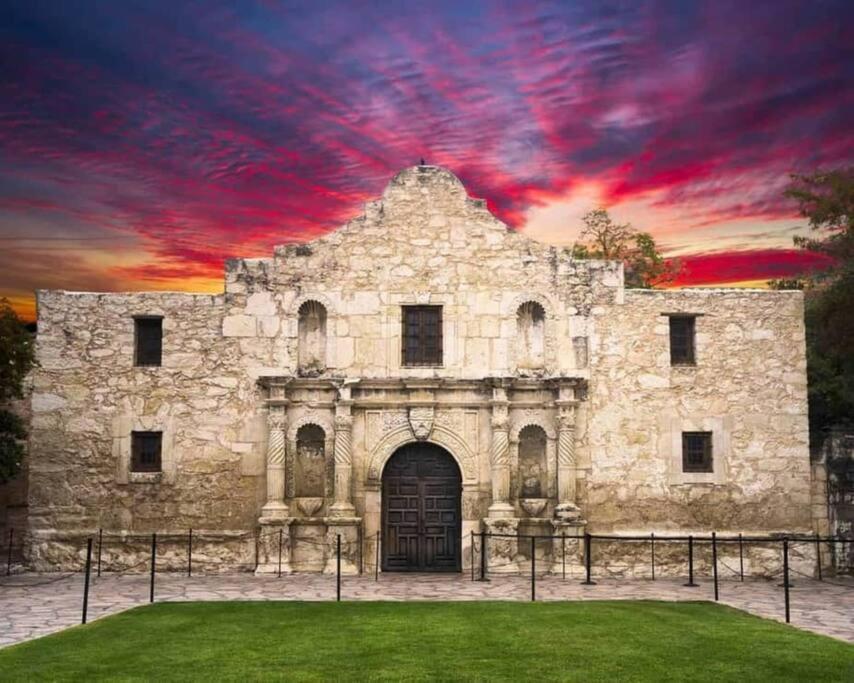 Walk To The Alamodome! Sleeps 6, Pet Friendly Apartment San Antonio Exterior photo